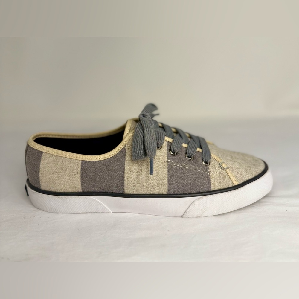 🦋SPERRY pre-owned gray/Cream Sneakers. Size 8. MSHOES09.